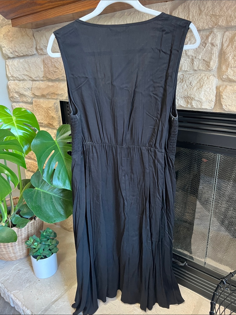BloomChic Black Sleeveless Midi Dress - Picture 3 of 3